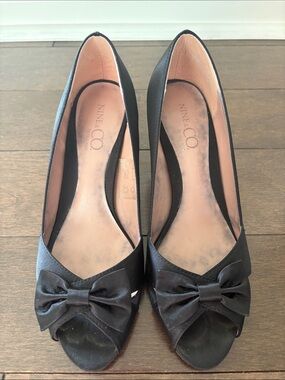 ❣️Vintage Nine & Co. Black Satin Peep-Toe Pumps Preloved to the Max ❤️👠🥰